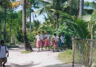 Malapascua_schoolgirls