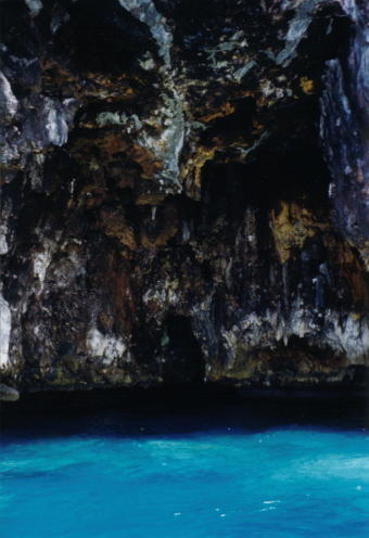 Gato_inside_cave