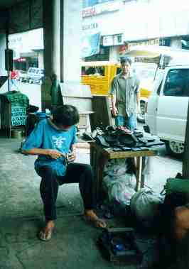 Cebu_SidewalkVendor_Shoe